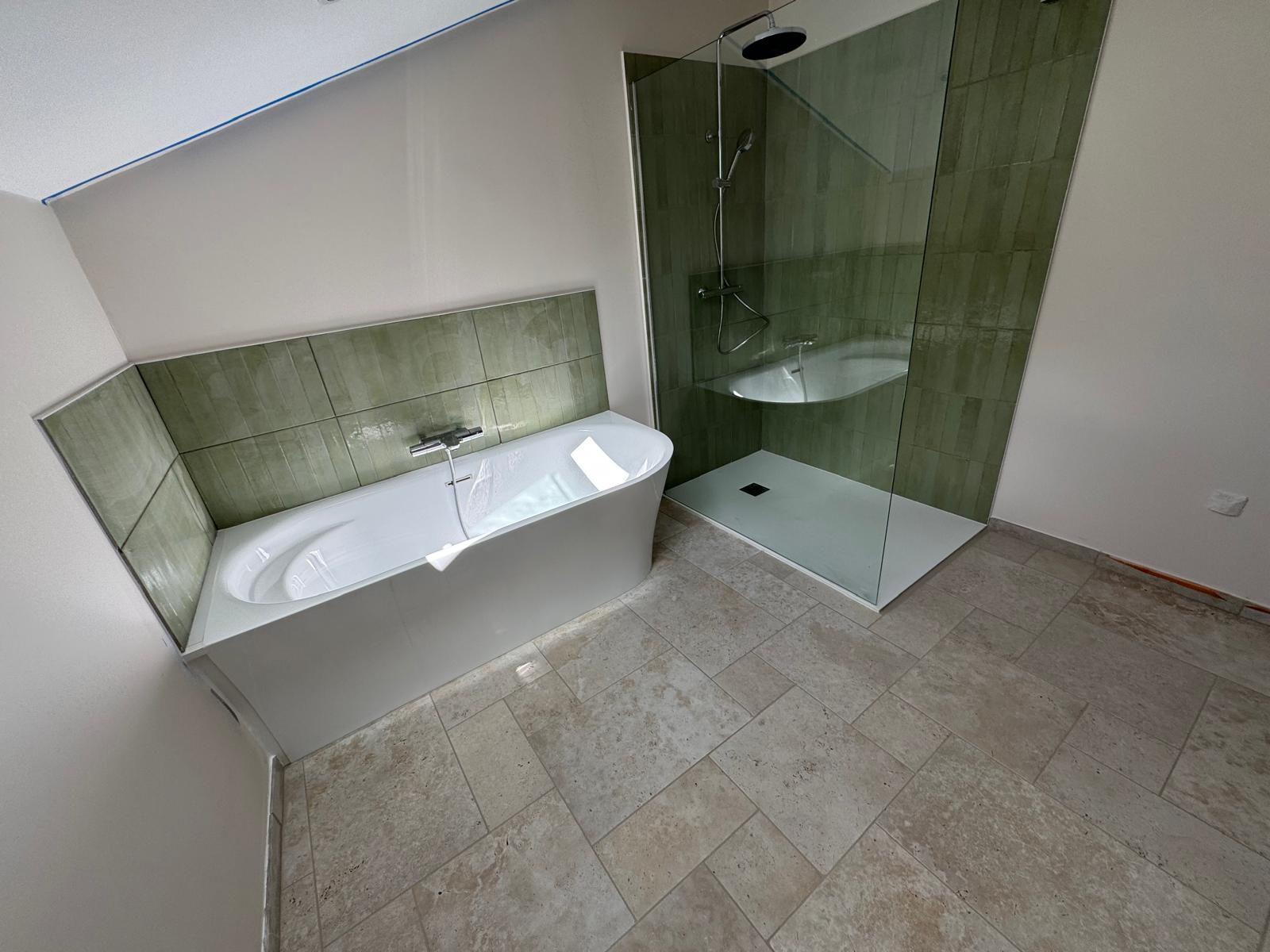 Salle de bains avec baignoire et douche italienne